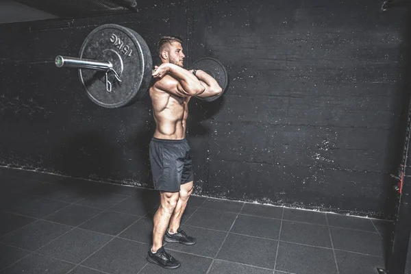 Jovem Ajuste Muscular Suado Homem Com Grandes Músculos Fazendo Barbell — Fotografia de Stock