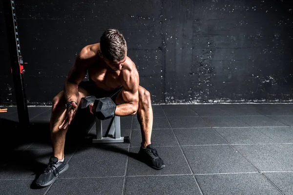 Joven Fuerte Muscular Sudoroso Ajuste Hombre Bíceps Entrenamiento Muscular Entrenamiento —  Fotos de Stock