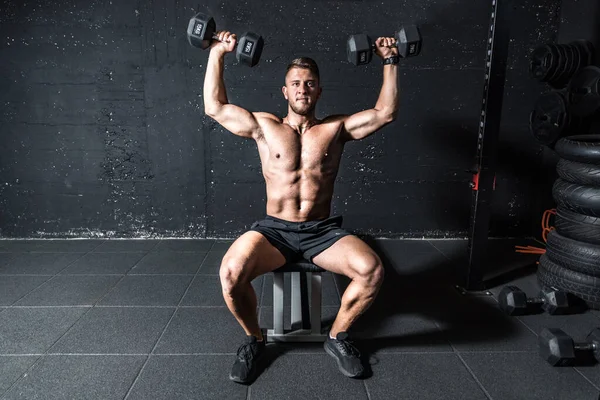 Jovem Forte Suado Homem Ombros Treino Treino Com Dois Halteres — Fotografia de Stock