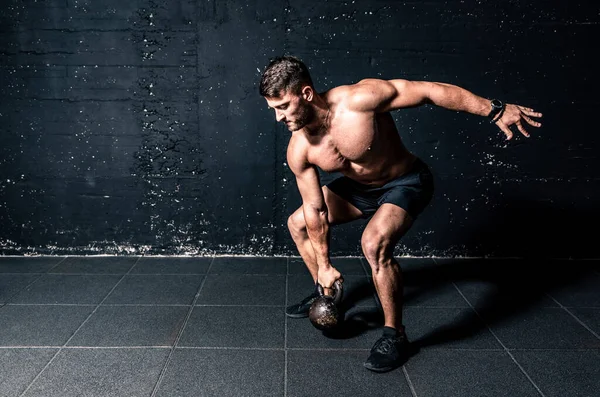 Joven Hombre Fuerte Sudoroso Enfocado Forma Muscular Con Grandes Músculos — Foto de Stock