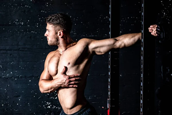 Jeune Homme Forme Forte Musclé Transpirant Étirant Ses Muscles Bras — Photo