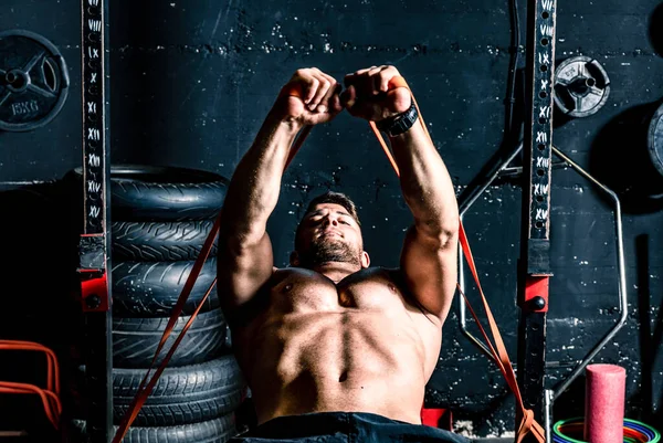 Joven Fuerte Enfocado Ajuste Muscular Hombre Pecho Banca Prensa Estiramiento —  Fotos de Stock