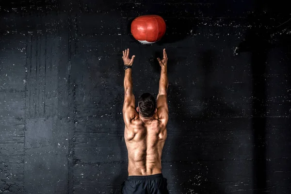 Joven Hombre Fuerte Sudoroso Enfocado Forma Muscular Con Grandes Músculos —  Fotos de Stock