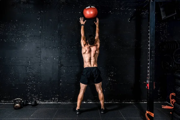 Jonge Sterke Zweterige Gefocuste Fit Gespierde Man Met Grote Spieren — Stockfoto