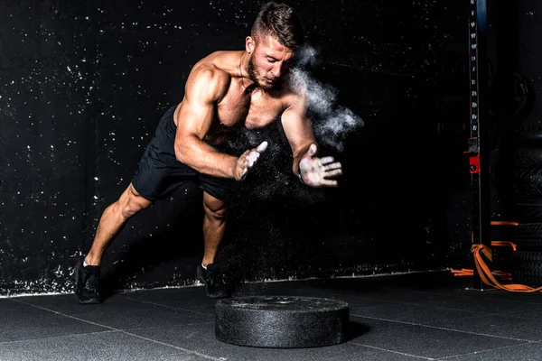 Joven Hombre Musculoso Forma Con Grandes Músculos Sudorosos Haciendo Flexiones —  Fotos de Stock