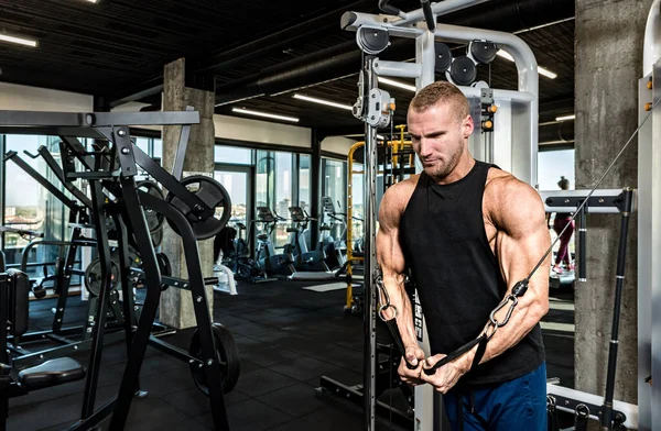 Jóvenes Fuerte Sudoroso Enfocado Ajuste Muscular Culturista Hombre Pecho Estiramiento — Foto de Stock