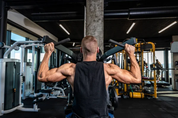 Ung Stark Muskulös Svettig Passform Bodybuilder Man Rygg Muskler Träning — Stockfoto