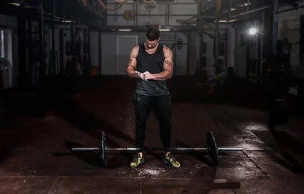 Joven Veterano Musculoso Forma Preparándose Para Poner Tiza Deportiva Sus —  Fotos de Stock