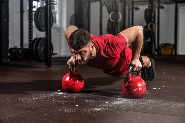 Jovem Forte Ajuste Suado Muscular Homem Com Grandes Músculos Fazendo — Fotografia de Stock