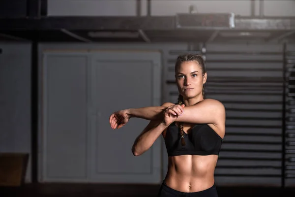 Jovem Bonita Muscular Atraente Ajuste Menina Esticar Mão Músculos Corpo — Fotografia de Stock