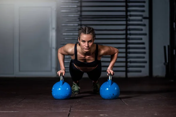 Genç Güçlü Terli Kaslı Iri Kaslı Bir Kız Spor Salonunda — Stok fotoğraf