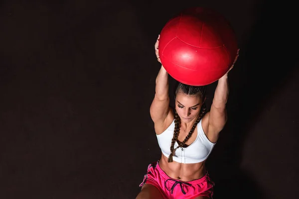 근육질의 소녀가 근육을 복근을 가지고 있거나 체육관 바닥에서 크로스 훈련을 — 스톡 사진