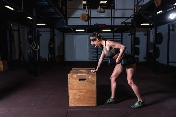 Genç Terli Formda Kaslı Güçlü Kız Spor Salonundaki Ahşap Atlama — Stok fotoğraf