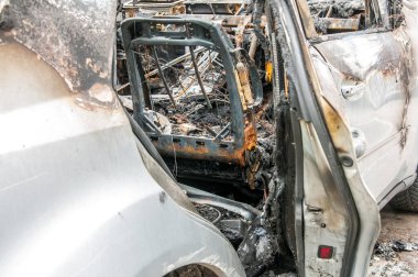 Park yerindeki yangında yanmış ve yanmış yeni arabadaki toplam hasar, seçici odaklanma