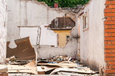 Kasırga veya deprem felaketinin kalıntıları şehrin yıkık dökük duvarları ve seçici odaklı tuğlaları olan eski evlerinde hasar meydana geldi.