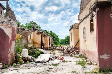 Kasırga ya da savaş felaketinden sonra meydana gelen bir felaket. Huysuz ve karanlık gökyüzüyle ev mülkünü tahrip etti.