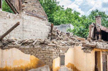Kasırga ya da savaş felaketinden sonra meydana gelen bir felaket. Huysuz ve karanlık gökyüzüyle ev mülkünü tahrip etti.