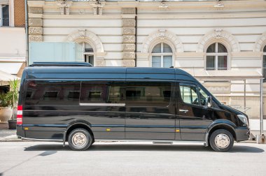Mercedes Benz sprinter siyah lüks servis minibüsü caddeye park etmiş. Haziran - 12. 2018. Novi Sad, Sırbistan. Düzenleyici resim
