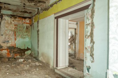 Terk edilmiş hasarlı ve yıkık dökük evlerin kalıntıları savaş bölgesinin seçici odak noktası olan çökmüş çatı ve duvar bombardımanlarıyla dolu.