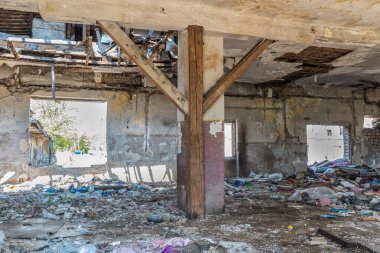 Yıkılmış evdeki çöpler şehrin sokaklarını çöp ve çöplerle kirletiyor.