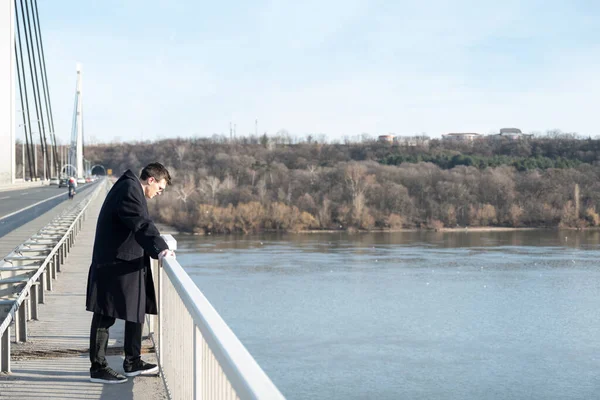 Yalnız Bunalımlı Endişeli Bir Adam Intihar Düşünceleriyle Köprüde Duruyor Aşağı — Stok fotoğraf