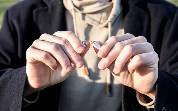 Χέρια Του Νευρικού Καπνιστή Άνθρωπος Μασημένα Νύχια Σπάζοντας Τσιγάρο Στο — Φωτογραφία Αρχείου