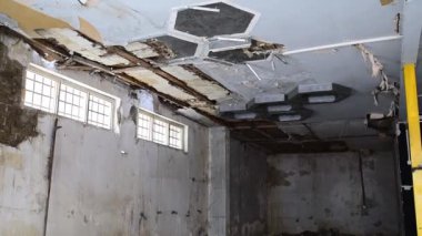 Kırık hasarlı ve çökmüş eski karanlık evin tavanı ve çatısı felaket sonrası terk edilmiş ve hava bulutu seçici odak noktası olan şiddetli yağmur suyu sızıntısı.