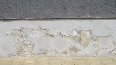 Eski evdeki ya da binadaki kötü temeli tuğla kaplamalı ön cephe duvarını çatlattı. 