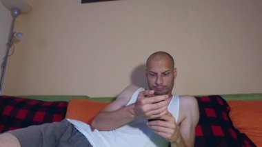 Genç, işsiz, zeki telefonlu ya da cep telefonlu kızların fotoğraflarına bakan genç bir adam. Zamanını sosyal ağlardaki fotoğrafları aşırarak ve onları severek geçiriyor.
