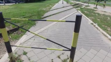 Demiryolu ya da demiryolu raylarından karşıya geçtiği için zig zag yaparak insanları yavaşlatmak için kaldırımda veya yol barikatlarıyla yürümek. 