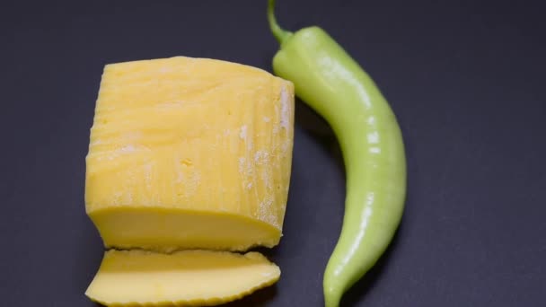 Sabrosa Comida Queso Amarillo Pimienta Fondo Papel Negro Aislado Enfoque — Vídeos de Stock