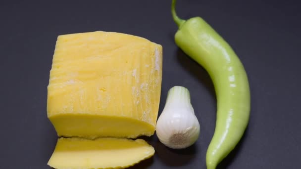 Sabroso Queso Amarillo Cebolla Pimienta Alimentos Fondo Papel Negro Enfoque — Vídeos de Stock