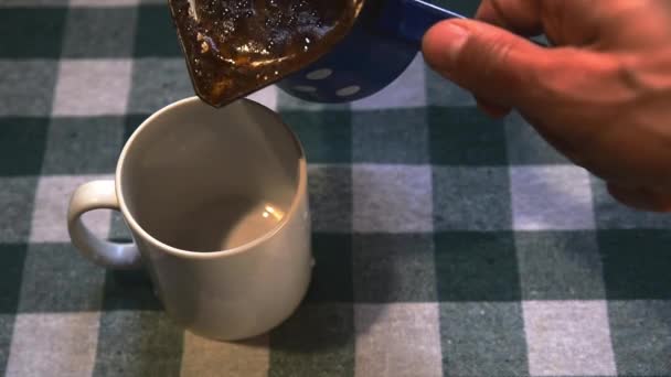Férfi Kézzel Öntsük Hazai Fekete Kávét Egyetlen Nagy Csésze Vagy — Stock videók