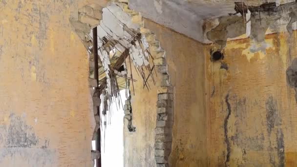 Petite Maison Ancienne Abandonnée Toit Endommagé Avec Des Tuiles Démolie — Video