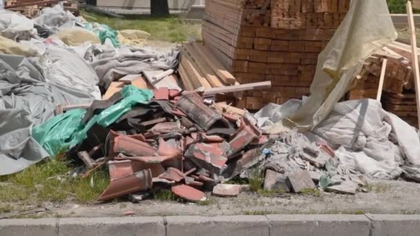 Großer Haufen Haussanierung Und Wiederaufbau Reste Als Müll Und Müll — Stockvideo