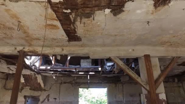 Eingestürztes Dach Des Total Beschädigten Wohnhauses Innenbereich Durch Naturkatastrophe Oder — Stockvideo