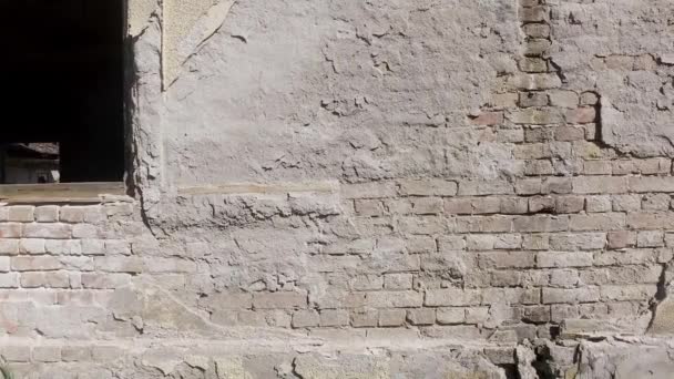 Eski Evdeki Binadaki Kötü Temeli Tuğla Kaplamalı Cephe Duvarı Kötü — Stok video
