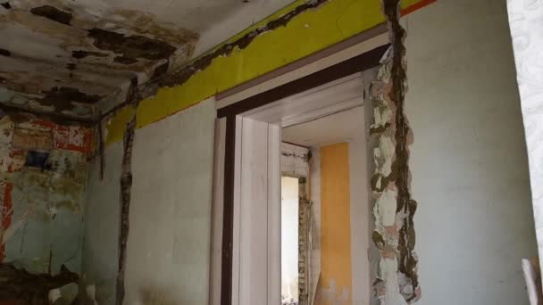 Pequeño Techo Casa Dañado Viejo Abandonado Con Azulejos Demolidos Por — Vídeos de Stock