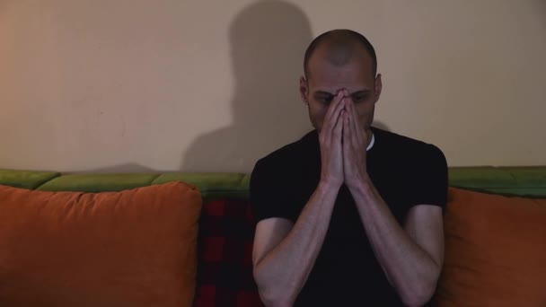 Νεαρός Λυπημένος Και Καταθλιπτικός Άντρας Που Καθόταν Στο Κρεβάτι Του — Αρχείο Βίντεο