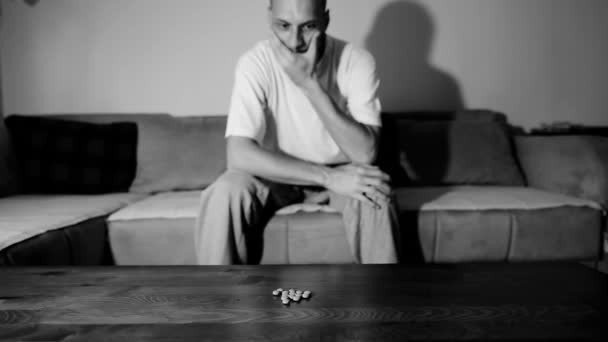 Depresyonda Olan Depresyonlu Bir Adam Aşırı Dozda Ilaç Ağrı Kesiciler — Stok video