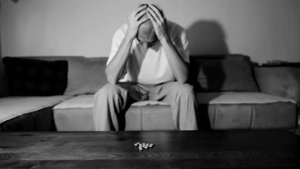 Pria Tertekan Yang Menderita Depresi Bunuh Diri Ingin Bunuh Diri — Stok Video