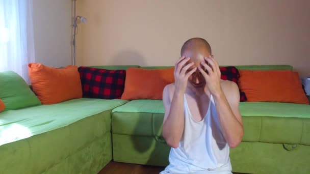 Mladý Plešatý Hubený Nemocný Muž Sedí Podlaze Svého Pokoje Cítí — Stock video