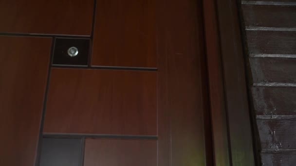 Агорафобский Человек Страдающий Агорафобией Открывает Двери Своего Дома Смотрит Улицу — стоковое видео