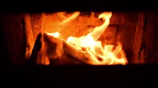 Sıcak Fırında Yanan Odun Turuncu Sarı Alevler Derin Soba Kapıları — Stok video
