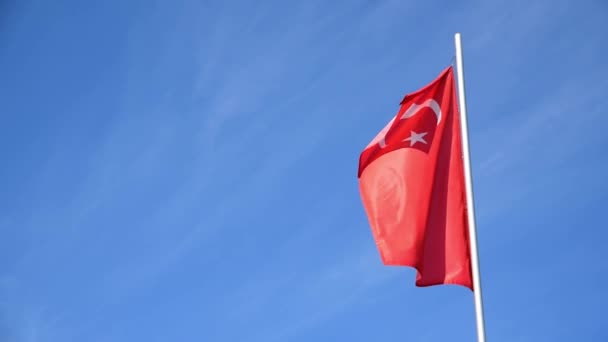 Flaga Turecka Lub Turcja Machająca Wietrze Biegunie Niebieskim Tle Nieba — Wideo stockowe