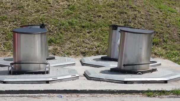 Quatro Latas Lixo Subterrâneas Rua Cidade Para Lixo Lixo Contra — Vídeo de Stock