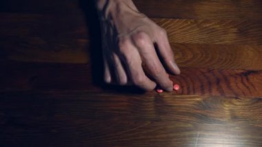 Depresyonda olan bunalımlı bir adam güçlü ilaç ve hapları elinde tutarak intihar etmek ister ve onları kameranın sağlık konseptine göstermek için açar.