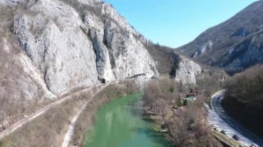 Sırbistan 'daki Batı Morava (Sırpça - Zapadna Morava) kanyonunun hava manzarası Ovcar ve Kablar bölgesi yukarıdan güzel yeşil veya turkuaz rengi su ve kayalık dağlar görünüyor 