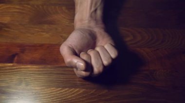 Depresyonda olan bunalımlı bir adam güçlü ilaç ve hapları elinde tutarak intihar etmek ister ve onları kameranın sağlık konseptine göstermek için açar.