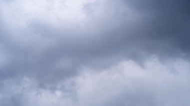 Fırtınanın zamanı gelmeden yağmur suyuyla dolu ağır kara bulutlar 